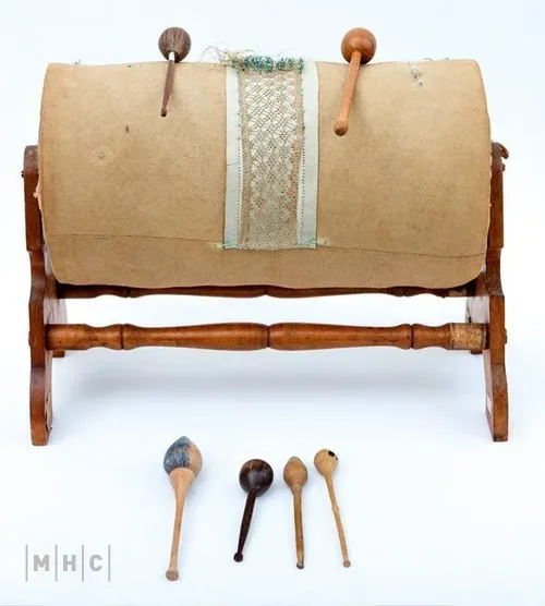 imagem: Tear de renda de bilro, com almofada